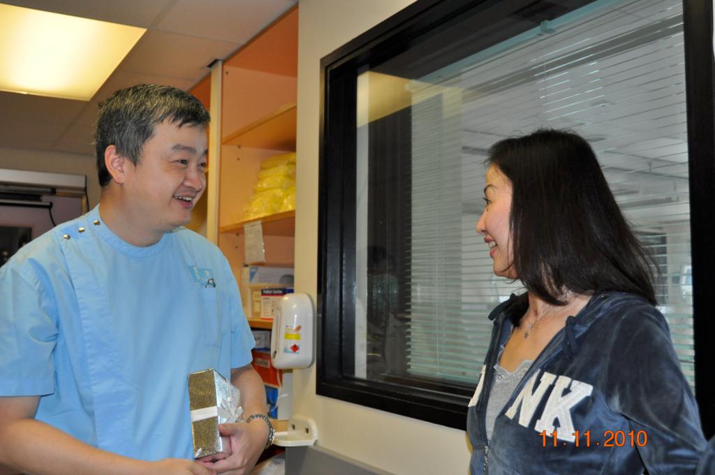 Dr Yan and Angela chatting