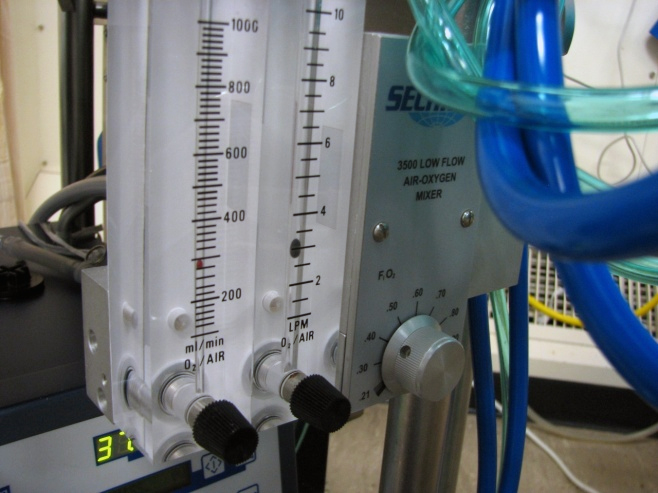 Fig 5. The air-oxygen blender. FiO2 and gas flow rate can be adjusted